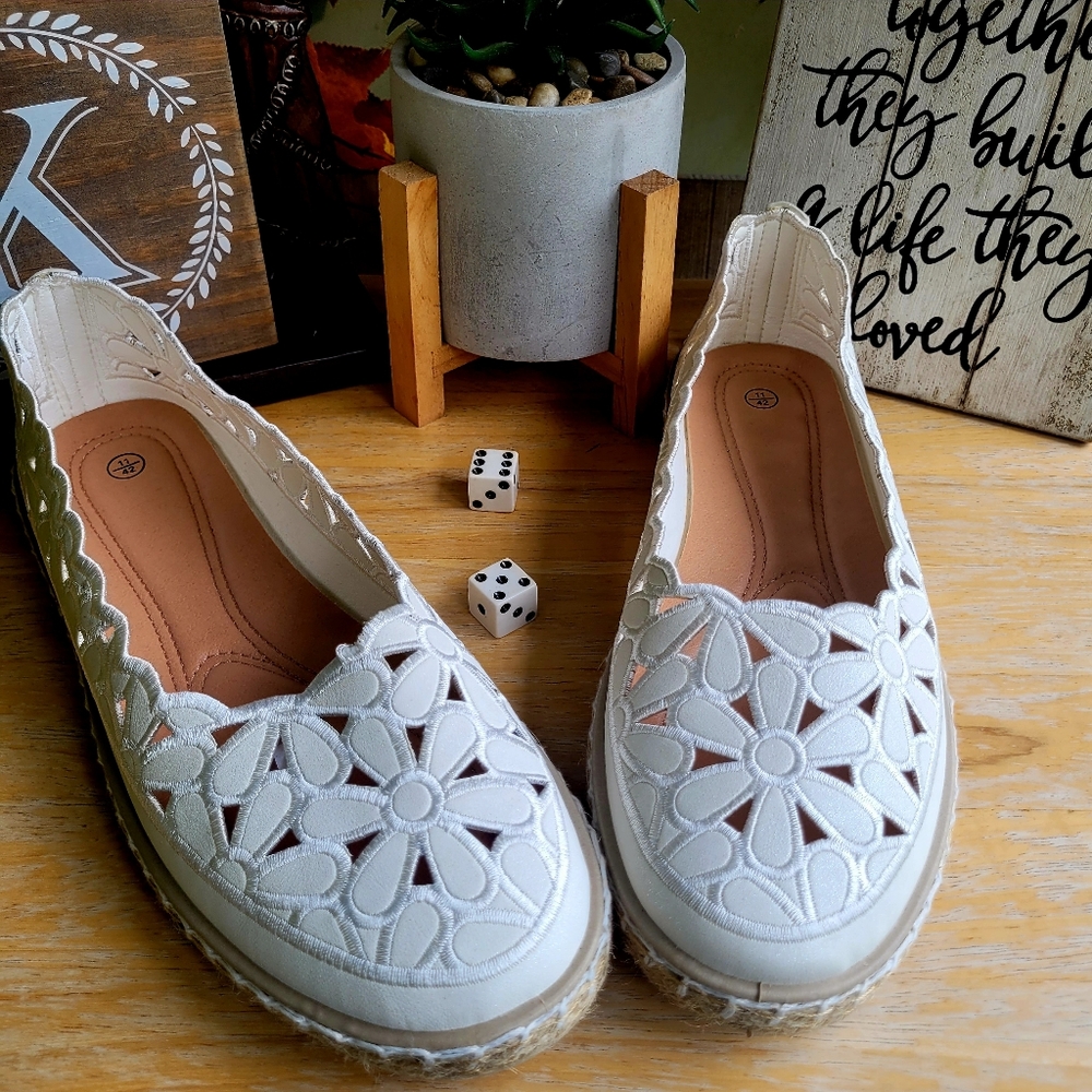 HEAWISH Women’s Daisy Ballet Flat - Picture 9 of 10